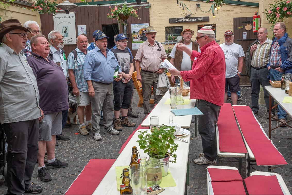 2019 Singen in einer Straußwirtschaft am Vatertag in Hochheim

